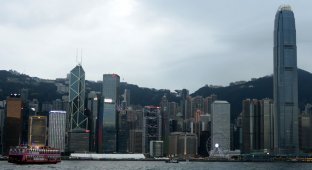 Гонконг в 3D: лестницы, террасы, трамвай (37 фото)