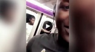Пассажир метро в Нью-Йорке прокатился снаружи поезда