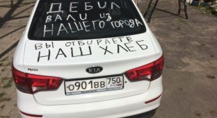 В Павловском Посаде неизвестные повредили автомобили «Яндекс.Такси» (5 фото)