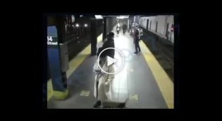 В Нью-Йорке, чернокожая девушка толкнула женщину под поезд