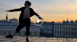 Владимир Шкляров исполнил несколько «па» на фоне петербургского заката