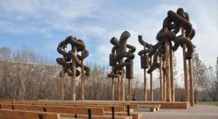 Памятник говну размещен в Москве в парке «Чермянка» (3 фото)