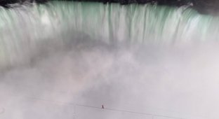 Американец перешел по канату через Ниагарский водопад‎ (9 фото)