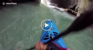 Бесстрашный каякер спустился с 39-метрового водопада