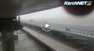 Крымский мост пострадал от столкновения с плавучим краном