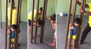 Отец пытался высвободить голову сына всеми способами (5 фото + 1 видео)