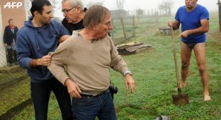 Фермер в трусах и с лопатой напал на активистов (25 фото)