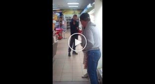 Пьяный мужчина выясняет отношения со своим отражением в зеркале супермаркета
