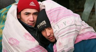 Узбекские гастарбайтеры замерзают под Волгоградом (6 фото)
