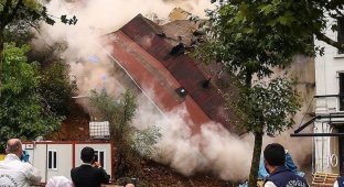 В Стамбуле из-за ливней рухнул жилой дом (1 фото + 2 видео)