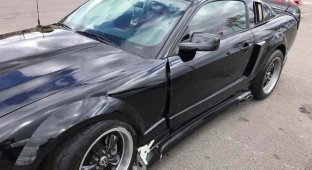 Сотрудник автомойки решил погонять на Ford Mustang и врезался в бордюр (6 фото + 1 видео)