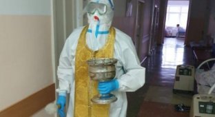 В Алтайском крае священник посетил госпиталь для больных коронавирусом (5 фото)