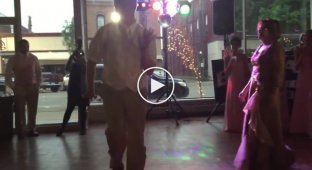 Зажигательный танец жениха и его матери покорил гостей на свадьбе