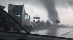 Мощный торнадо поднял в воздух автомобиль