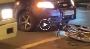 Водитель в Одессе сбил двоих велосипедистов и те решили ему поломать дверь (мат)