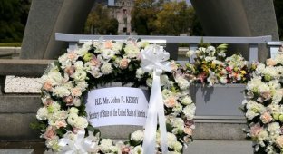 Госсекретарь США Джон Керри посетил парк Мира в Хиросиме (10 фото)