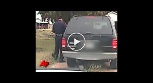 Полицейский оформляя штраф, отбивается от клиента