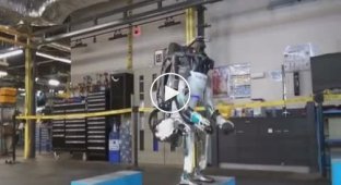 Робот пытается выполнить сальто в матерной озвучке (маты)