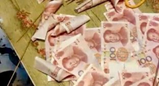 Китаец подарил девушке букет из денег (3 фото)