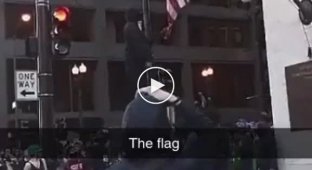 В Чикаго протестующие сожгли американский флаг