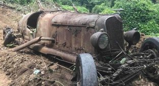 Десять довоенных автомобилей нашли при сносе здания (5 фото)