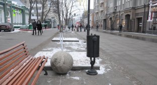 Бетонные шары терроризируют Саратов, непредсказуемо скатываясь с постаментов (7 фото)