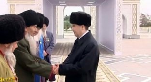 Перед приездом президента старейшин Туркменистана заставили часами репетировать его встречу (6 фото)