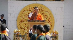 Премьер-министр Бутана попросил граждан сделать необычный подарок для короля (6 фото)
