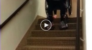 Девочки прокатились на инвалидной коляске с лестницы