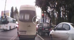 Девушка задела автомобиль и сбила пешеходов в Воронеже (маты) (0:40)