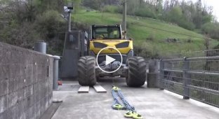 Работа экскаватора-вездехода в экстремальных условиях на водохранилище в Швейцарии