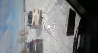 Застрявший в снегу Audi Q7 и Нива