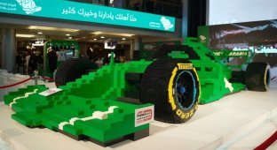 В Саудовской Аравии показали самый большой в мире болид F1, сделанный из Lego (6 фото + 1 видео)
