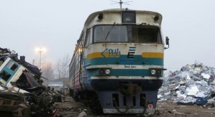 Уничтожение старого дизель-поезда в Эстонии (9 фото)