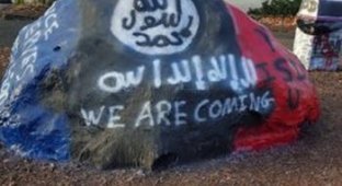 В американском университете неизвестные устроили пропаганду ИГИЛ на гранитном монументе (3 фото)