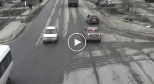 В Челябинской области мусоровоз повалил светофор, который травмировал пешехода