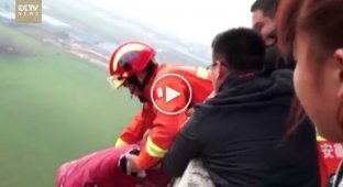 Драматический момент спасения китайского самоубийцы, решившегося спрыгнуть с 30 этажа