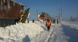 Пассажирский поезд №309 «Воркута – Адлер» застрял в сугробах (2 фото)