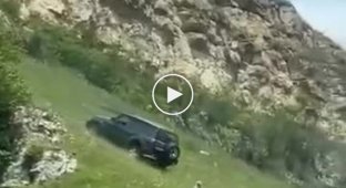 В Кабардино-Балкарии внедорожник с туристами скатился кубарем с горы