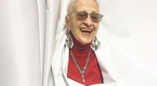 95-летняя жительница Вены покорила Instagram своими стильными луками на фоне штор (21 фото)