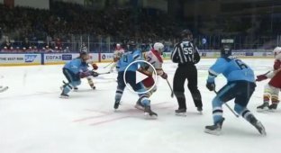 Хоккеист Андрей Ермаков «срубил» судью на льду