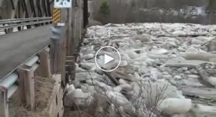 Лед на реке против моста