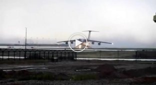 Взлет грузового самолета на затопленной взлетно-посадочной полосе