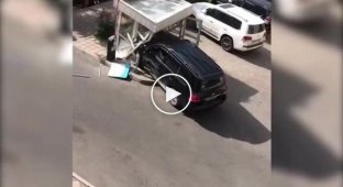 В Киргизии водитель внедорожника пошел на таран будки охранников