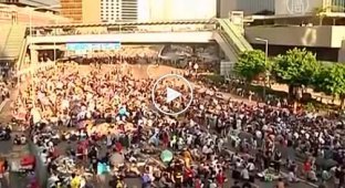 После стычек, протест в Гонконге продолжился