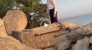 На женском пляже в Дагестане девушки заметили парня, который пришел на них поглазеть