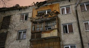 В Екатеринбурге башенный кран упал на жилой дом (5 фото)