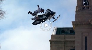 Призер X-Games показал удивительные прыжки на снегоходе в городе