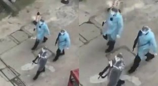 На улицах Уханя заметили вооруженный патруль в медицинских халатах (4 фото + 1 видео)