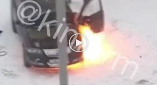 В ХМАО автовладелец пытался отогреть свой автомобиль газовой горелкой, но сжёг его
